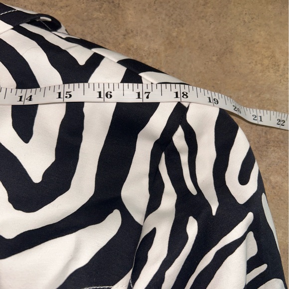 Liz Claiborne Black and White Animal Print Short Trench - Picture 12 of 13